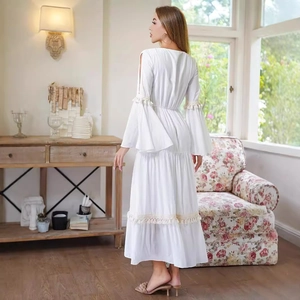 Elegante abito lungo bohémien bianco con scollo a V, pizzo e maniche a campana svasate