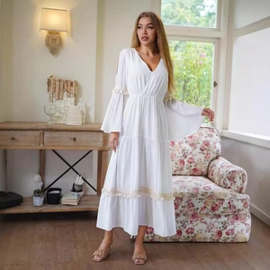 Abito midi bohémien bianco con scollo a V, maniche a campana e dettagli in pizzo beige