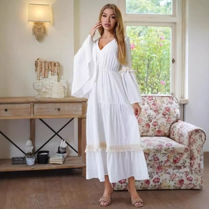 Abito lungo boho bianco con scollo a V, maniche a campana e dettagli di frange in pizzo