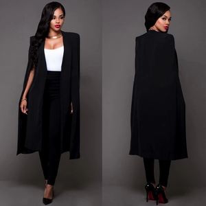 Détail du blazer cape noir avec manches fendues et coupe élégante de style long