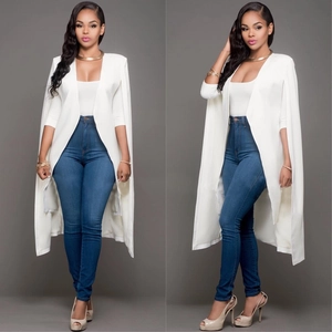 Détail d'un blazer cape blanc montrant son drapé fluide et son style élégant minimaliste