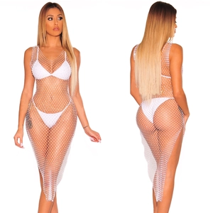 Robe de plage en résille blanche ornée de strass avec ensemble bikini assorti