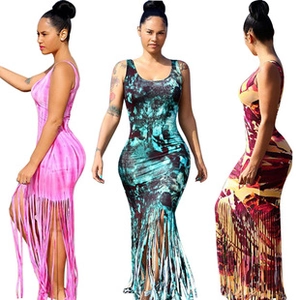 Vue divisée de trois robes maxi sans manches en tie-dye avec de longues franges
