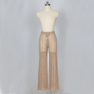 Détail d'un pantalon en maille crochetée à jambes larges avec cordon de serrage en beige