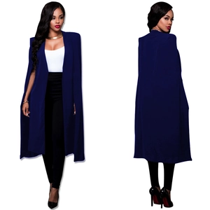 Vue avant et arrière d'un blazer long cape bleu foncé avec un design élégant drapé