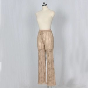 Détail du pantalon crochet évasé avec motifs ajourés et cordon de serrage à la taille