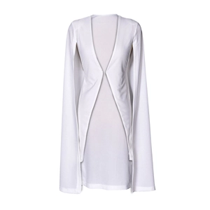 Détail du décolleté en V profond et des manches cape élégantes de cette robe blazer blanche