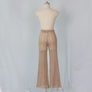 Détail du motif au crochet en écailles sur le pantalon évasé en maille abricot
