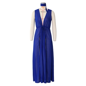 Détail d'un cache-maillot en mousseline bleu marine avec décolleté en V et taille ajustable