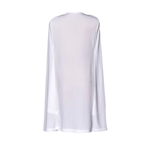 Vue arrière du blazer blanc à manches cape présentant une silhouette drapée minimaliste