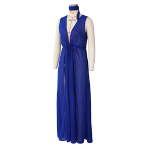 Détail du cache-maillot en mousseline bleu marine avec cordon et fente latérale