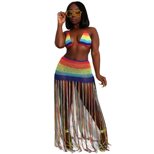 Gros plan détaillé de l'ensemble bikini arc-en-ciel au crochet avec jupe à franges