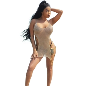 Détails des chaînes dorées et de la maille métallique sur cette robe de plage ajourée