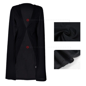 Détail de la texture textile et de la couture sur le long blazer cape noir pour femme