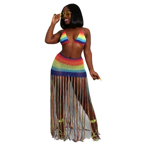 Détail du haut de bikini au crochet coloré et jupe taille haute à longues franges
