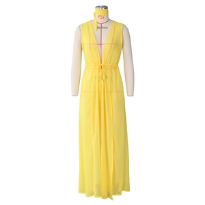 Détail d'un cache-maillot maxi en mousseline jaune avec taille ajustable par cordon