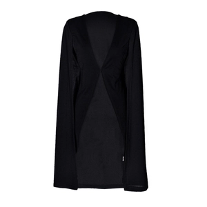 Détail de l'encolure en V profonde et des manches cape de cette veste noire chic