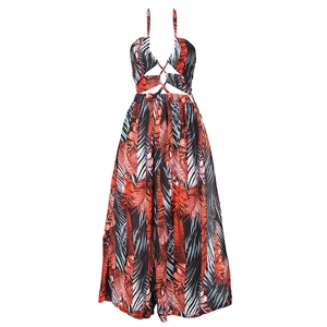 Détail de robe maxi dos nu avec imprimé palmier tropical et découpes à la taille