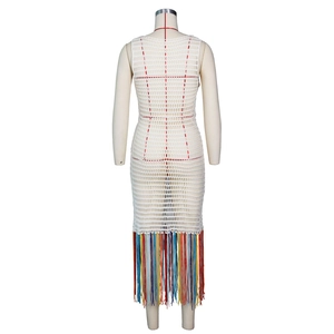 Détail de la robe au crochet avec maille ajourée et pompons franges arc-en-ciel colorés