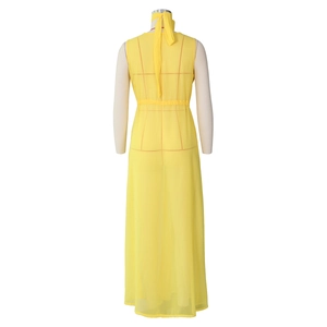 Détail d'un cache-maillot en mousseline jaune vif avec lien dos nu et tissu transparent