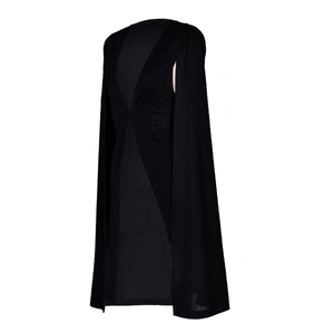 Détail d'une cape noire sans manches avec un drapé structuré et une silhouette minimaliste