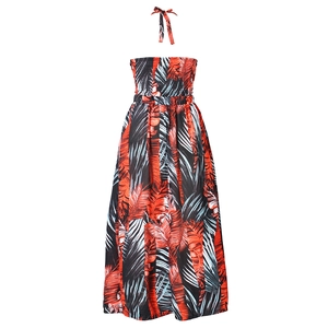 Détail d'une robe longue à licou avec imprimé tropical de palmier et taille élastique