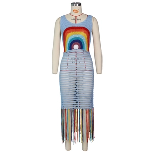 Détail de robe au crochet bleu clair avec motif arc-en-ciel et longues franges colorées