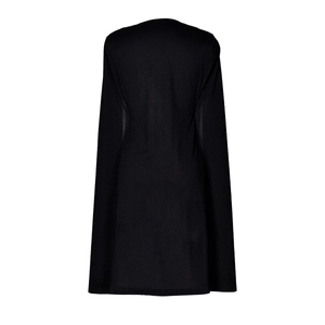 Vue arrière d'un blazer noir élégant de style cape avec manches structurées en cape