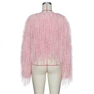 Détail de pull en tricot rose avec franges faites à la main et paillettes blanches dos