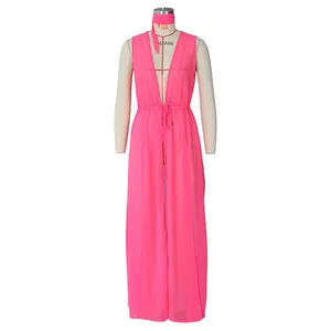 Détail du cache-maillot en mousseline rose fuchsia avec décolleté en V et cordon