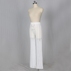 Détail du pantalon de plage blanc en maille crochetée avec motifs géométriques ajourés