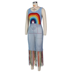 Détail d'une robe au crochet faite main avec motif arc-en-ciel et franges colorées