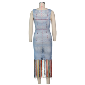 Détail de la robe en crochet bleu clair avec des franges colorées de style bohème