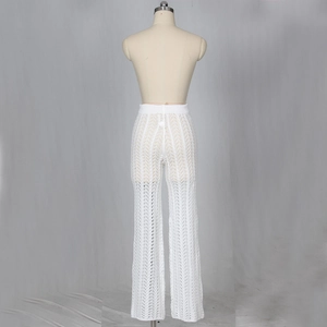 Vue arrière détaillée du pantalon de plage en crochet blanc avec taille élastique