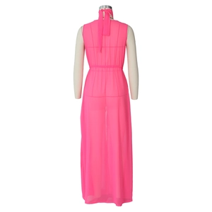 Détail de la robe longue en mousseline rose néon avec licou et taille élastique