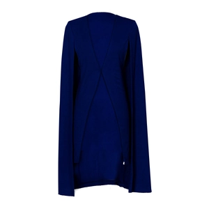 Vue détaillée du blazer cape bleu marine avec col en V et manches fendues élégantes