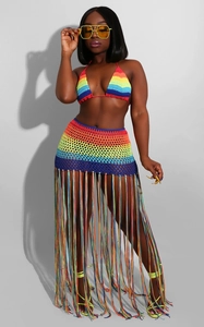 Détail d'un bikini en crochet arc-en-ciel avec une jupe à franges taille haute