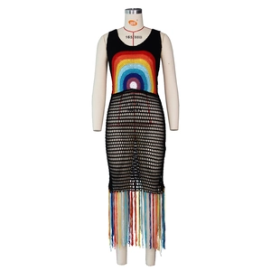 Détails du crochet sur robe de plage noire avec motif arc-en-ciel et franges colorées