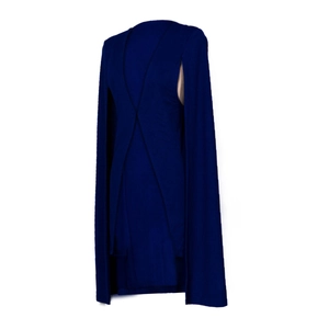 Vue détaillée d'une robe cape bleu marine avec décolleté en V et fentes pour les bras