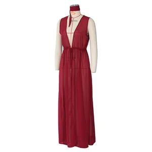 Détail de robe de plage en mousseline rouge foncé à col en V profond et taille coulissante