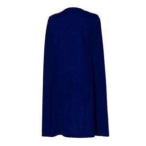 Vue arrière de la veste cape bleu marine montrant la coupe longue et le tissu