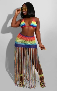 Détail d'un ensemble deux pièces en crochet arc-en-ciel avec de longues franges et un licou