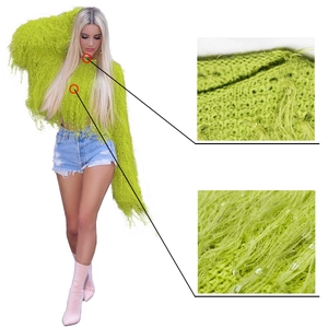 Structure tricotée détaillée du pull vert fluo à poils longs et textures à franges