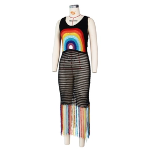Détail de robe de plage noire au crochet avec motif arc-en-ciel et ourlet à franges