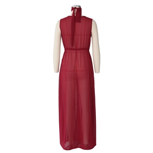 Vue arrière détaillée d'un cache-maillot long en mousseline rouge avec taille élastique