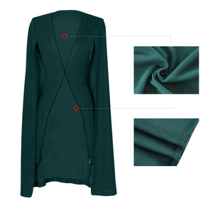 Détails des coutures et de la texture du tissu d'un blazer cape vert foncé élégant