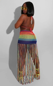 Détail de l'ensemble de plage crocheté arc-en-ciel avec jupe à franges et haut dos nu