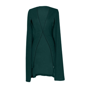 Détail de la cape blazer vert foncé avec manches fendues et élégant décolleté en V profond