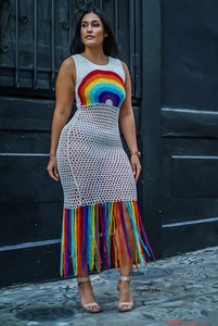Détail du motif arc-en-ciel au crochet et des franges sur une robe de plage maxi