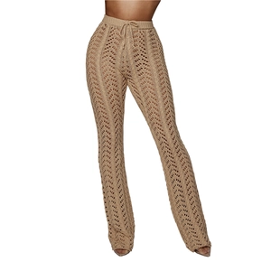 Détail du pantalon de plage en maille crochetée ajourée avec texture ondulée et cordon